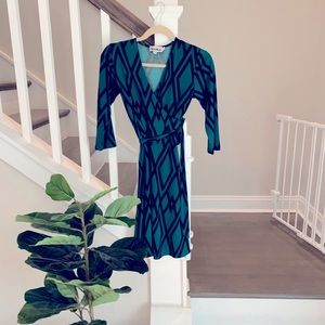 Leota perfect wrap green midi dress